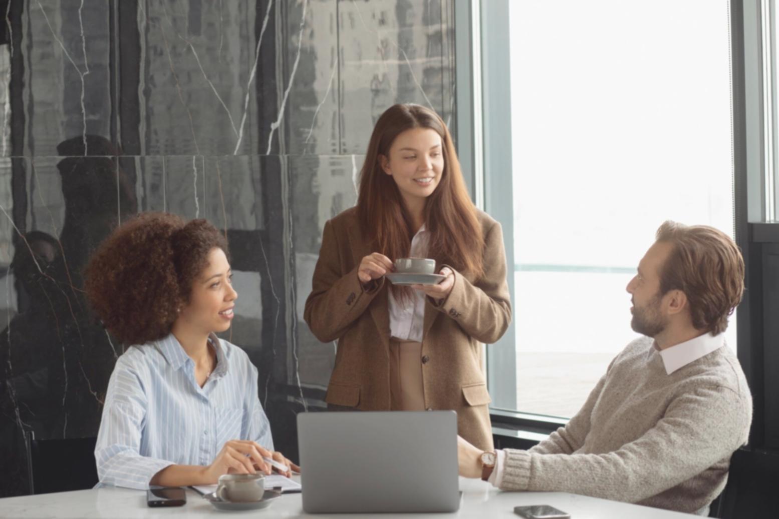 Team bei der Arbeit an gemeinsamen Projekten