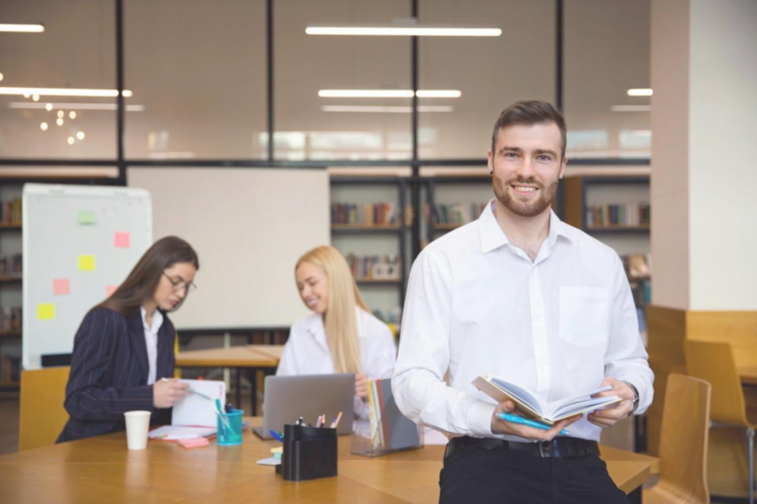 Teilnehmer während einer interaktiven Finanzschulung